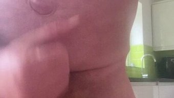 Avrupalı Baba Ayı Solo Bir Creampie Seansında Kendini Şımartıyor