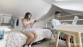 Üvey Kız Kardeşim Benimle Seks Yapma Arzusunu Saklamaya Bile Çalışmıyor.