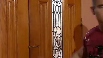 Genç Adam Tarafından Tıraşlı Olgun Kadınla Sert Anal Seks