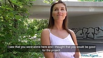 Jennifer Jane'In Tutkulu Yüzü Bir Kamu Ilişkisinde