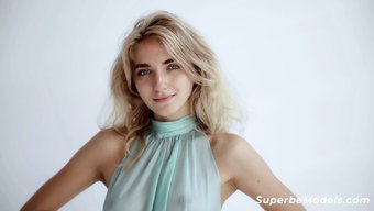 Muhteşem Sarışınlar, Ateşli Halka Açık Striptizde Figürlerini Sergiliyorlar