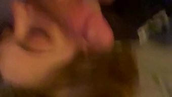 Sarışın Bebek Erkek Üreme Organına Oral Olarak Bağlanıyor.