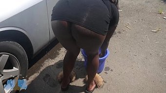 Dövmeli Afrikalı Amerikalı Kadın Elle Taciz Edilir Ve Araba Yıkanır