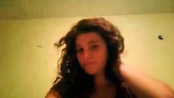 Kameram, Kendisiyle Oynayan Güzel Bir Esmeri Yakalıyor