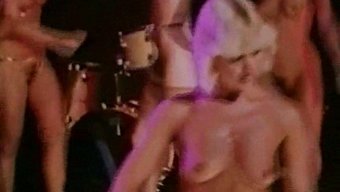 Kıllı Dişilerle Klasik Ingiliz Striptiz