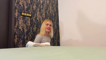 Özel Iç Çamaşırı Ve Sütyen, Sarışın Bir Festival Katılımcısıyla Porno Için Seçmelere Katılıyor