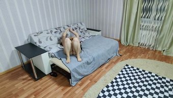 Üvey Oğul, Büyük Göğüslü Üvey Annesine Isteklerini Yerine Getirmesinde Yardımcı Oluyor.