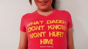 Çoraplı Genç Ve Baştan Çıkarıcı Bebek, Delici Göbek Deliği Ile Tahrik Ediyor