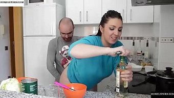 Pamela Ve Isa'Nın Mutfak Maskaralıkları: Büyük Doğal Göğüsler Ve Oral Zevklerle Sıcak Bir Buluşma