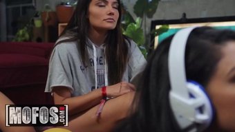 Gina Valentina Ve Adria Rae, Bu Kız Porno Oyununda Büyük Doğal Göğüslerini Gösteriyorlar