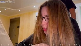 Üvey Annenin Üvey Oğlu Ev Yapımı Bir Videoda Içine Boşalma Alıyor.