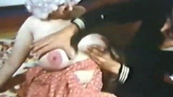 Büyük Göğüslü Vintage Bebek Sıcak Bir Videoda