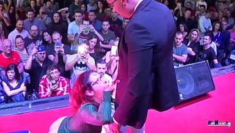 Doğal Göğüslü Kadınlarla Ve Romantik Bir Ortamda Ispanyol Grup Seks Partisi