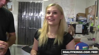 Jair Ve Jmac, Kayla'Nın Dikkatini Çekmek Için Sıcak Para Konuşmasında Yarışıyor