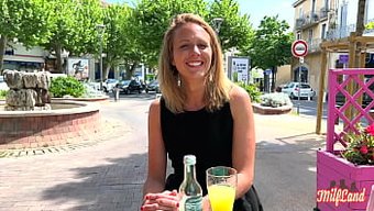 Ince Fransız Milf Julie Holly, Bölüm 1'De Arzulu Arzularını Keşfediyor