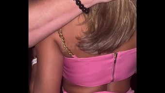 Cuckold'Un Önünde Cömert Bir Adamla Swinger Kulübünde Ilk Kez!