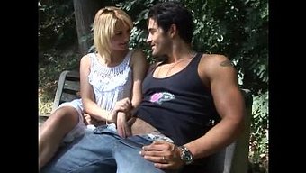 Sarı Saçlı Ve Yuvarlak Popolu Italyan Porno Yıldızı Sert Anal Eylemde