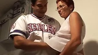 Yaşlı Alman Kadın Ve Sevgilisi Bir Arkadaşlarıyla Cinsel Aktiviteye Giriyorlar