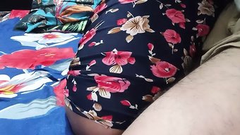 Asyalı Üniversite Öğrencisinin Sıkı Poposu Ve Meme Oyunu