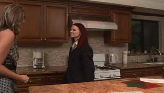 Olgun Kadınlarla Seks Oyuncakları Kullanarak Sıcak Bir Karşılaşma