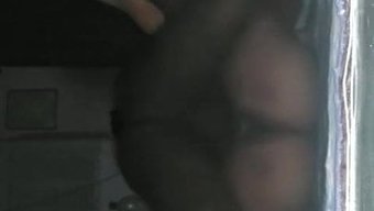 Desi Milf, Sıcak Cinsel Deneyimlere Dalıyor