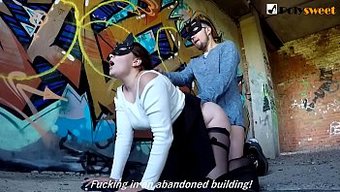 Riskli Bir Açık Hava Ortamında, Bir Genç Kız Ve Bir Adamla Halka Açık Pegging