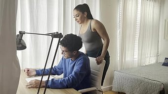 Göğüslü Üvey Anne Sheena Ryder, Üvey Oğluna Sert Bir Ders Veriyor