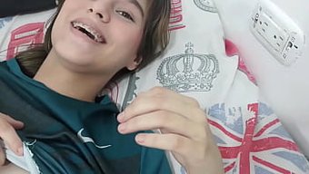 Utangaç Üvey Kız Kardeşimi Emzirmeye Ve Dolgun Göğüslerine Boşalmaya Baştan Çıkardım. H.L.