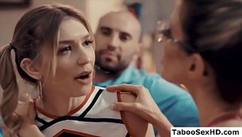 Azgın Adam, Olgun Bir Kadın Ve Genç Kızı Arasındaki Sıcak Lezbiyen Buluşmasına Katılıyor