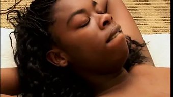 Tüylü Bir Tüylü Afrikalı Genç Kız Arkadaşı Tarafından Yalatılıyor Ve Arkadan Beceriliyor