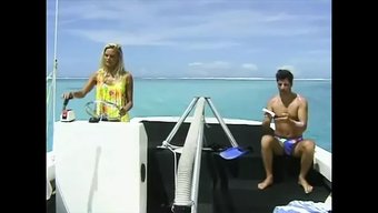 Katja Kean, Vahşi Bir Strapon Üçlüsünde Muhteşem Danimarkalı Sarışın Dominatrix