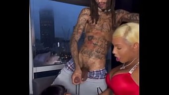 Transseksüel Parris Ve Büyük Yarrağı Ev Yapımı Bir Üçlüye Hükmediyor