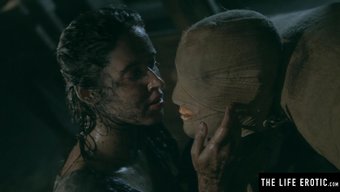 Güzel Esmer, Bu Erotik Videoda Sapıkça Arzularını Tatmin Ediyor.