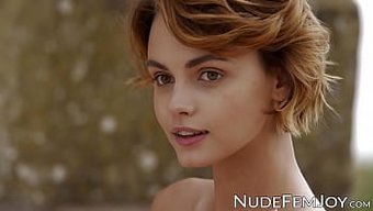 Genç Kızıl Saçlı, Doğal Varlıkları Ve Pürüzsüz Amıyla Açık Havada Baştan Çıkarıyor