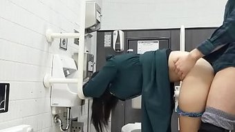 Üniversiteli Bir Çift, Tuvalet Seks, Oral Seks Ve Korunmasız Ilişkiyle Meşgul Olur Ve Açık Havada Boşalma Ile Sonuçlanır