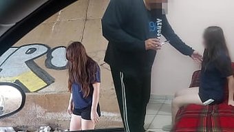 Tecrübeli Bir Beyefendi Ile Genç Bir Fettan Arasında Ham Ve Yoğun Bir Karşılaşma, Burada Üst Geçidin Altındaki Çöp Için Leş Bulmasıyla Karşılaşıyor Ve Korunmasız Bir Samimi Karşılaşma Için Ona Mali Tazminat Sunuyor.