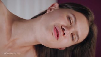 Amelia Riven Ve Evelin Elle, Yüksek Çözünürlüklü Videoda Sıcak Lezbiyen Sahnede.