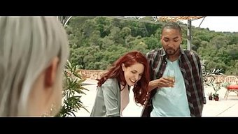 Havuzda Fantezi Dolu Bir Kıvrımla Duygusal Üçlü