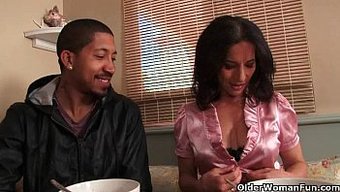 Olgun Futbolcular Iyi Donanımlı Bir Afrikalı Adamdan Doyamıyorlar