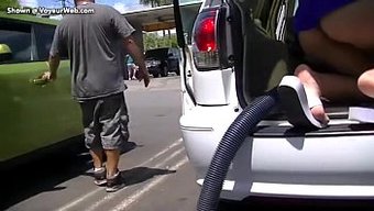 Nikki, Karısı, Arabasını Xpussy.Online'In En Seksi Kahverengi Bebekleri Tarafından Temizletiyor