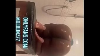 Moe Bunzzz'In Dolgun Kıvrımlara Sahip Sıcak Duş Seansı