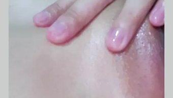 Minyon Çerçeveli Ve Mütevazı Bir Koyu Tenli Asyalı Genç Kendini Uyarıyor