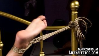 Sahip Olunan Melek Senaryosunda Aşırı Yüz Sikişi Ve Anal Penetrasyon