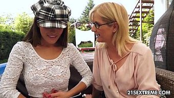 Dominica Phoenix Ve Jennyfer'In Tutkulu Milf Ve Genç Buluşması