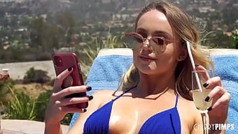 Uyarılmış Sarışın Kadın, Havuz Bakım Görevlisini Büyük Siyah Penisiyle Oral Seks Yapmaya Ikna Ediyor