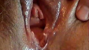 Orta Yaşlı Bir Kişi Web Kamerasında Anal Zevke Dalıyor