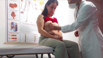 Jinekolog Hastasını Kontrol Ediyor Ve Parmağıyla Anüsüne Giriyor.