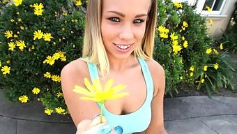 Tazecik Yıl Follies: Masum 18 Yaşındaki Kız, Yaramaz Tarafını Keşfediyor