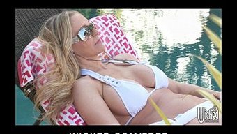 Seksi Bikinili Bir Kız, Havuz Başında Kuryeyle Fena Halde Sikişiyor.