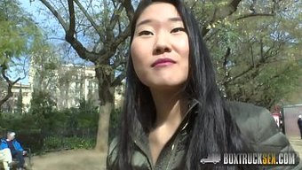 Katana'Nın Baştan Çıkarıcı Bir Sicilyalı Güzelle Beklenmedik Bir Halka Açık Buluşması